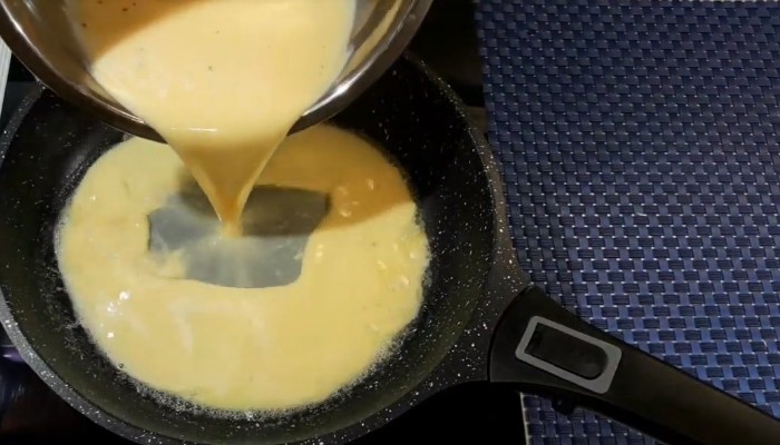 Омлет с молоком и яйцом на сковороде - 6 рецептов пышного омлета | ddumdt57hkk4