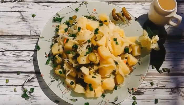 Салат с квашеной капустой и горошком - 7 пошаговых фото в рецепте