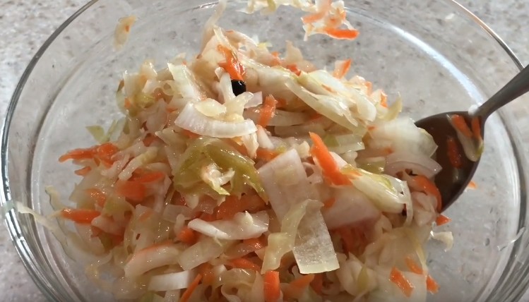 Салат с квашеной капустой и горошком - 7 пошаговых фото в рецепте