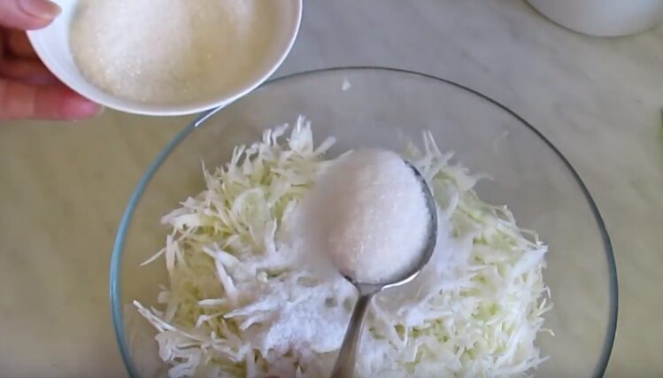 Салат из квашеной капусты - потрясающее блюдо: рецепт с фото и видео