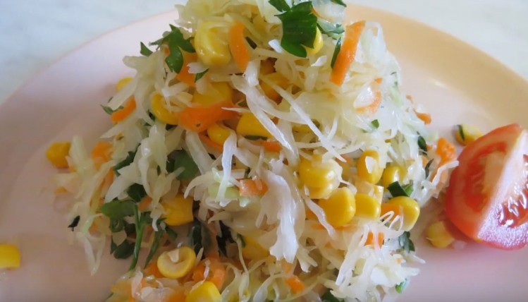 Салат из квашеной капусты - потрясающее блюдо: рецепт с фото и видео