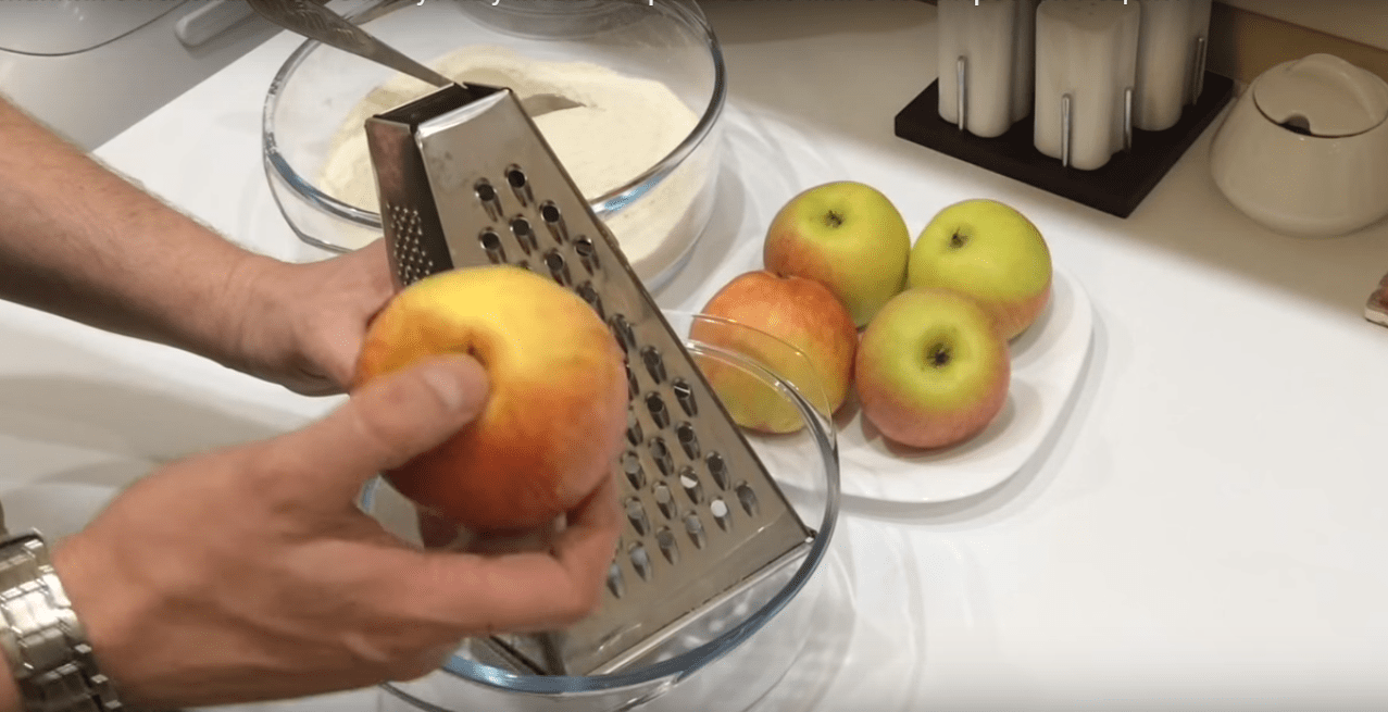 Пышная шарлотка с яблоками в духовке: 6 самых вкусных рецептов | img 59b9573c4ed30