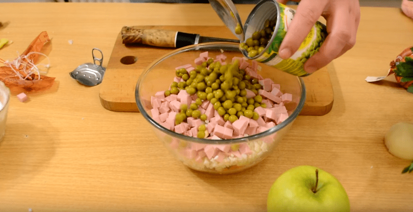 Оливье с колбасой и огурцом: классические рецепты салата на Новый год | img 5a0f07fa33a26