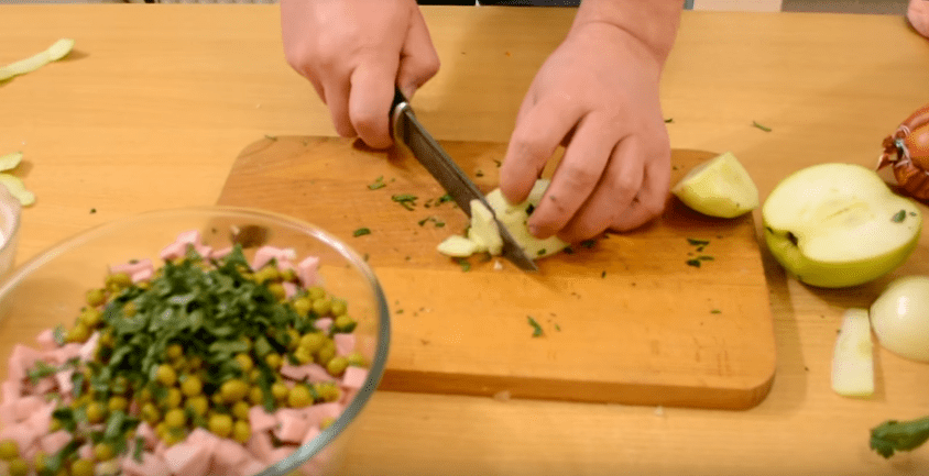 Оливье с колбасой и огурцом: классические рецепты салата на Новый год | img 5a0f097c7d4a7