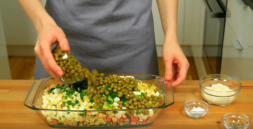 Оливье с колбасой и огурцом: классические рецепты салата на Новый год | img 5a0f179f645cf