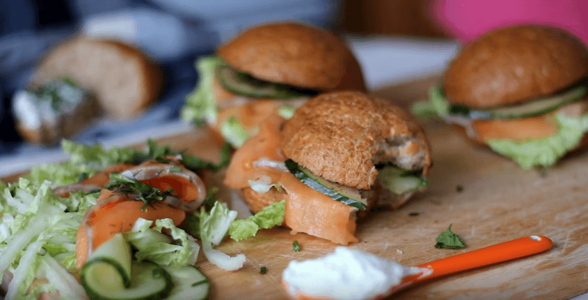 Бутерброды на праздничный стол с рыбой и икрой: очень вкусные и простые новогодние рецепты | img 5a3406803f54b