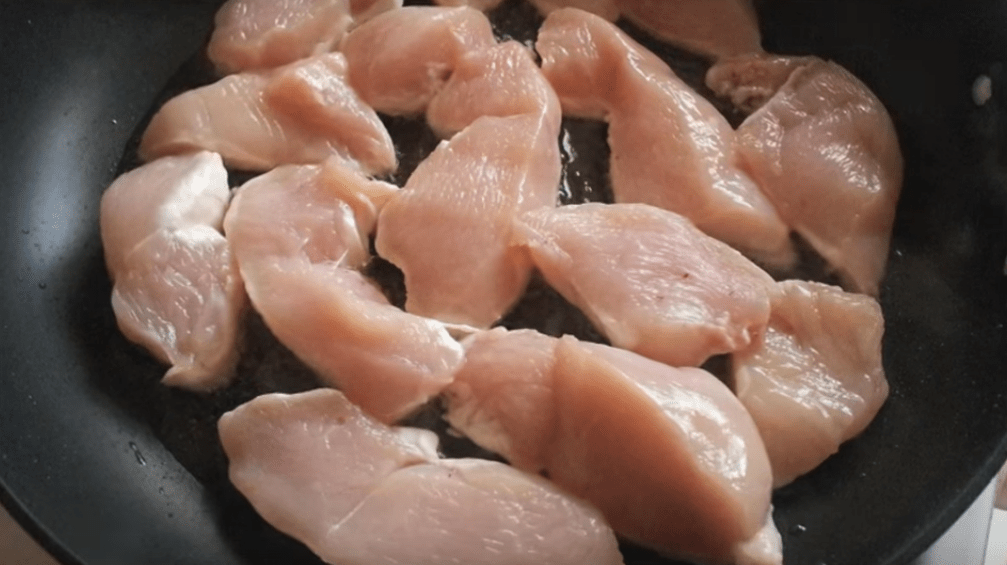 Куриная грудка на сковороде: Топ-10 рецептов нежного и сочного куриного филе | img 5a44ed8c4db87