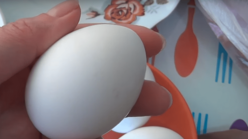 Как покрасить яйца луковой шелухой с рисунком на Пасху 2021 | img 5aa238fd87045