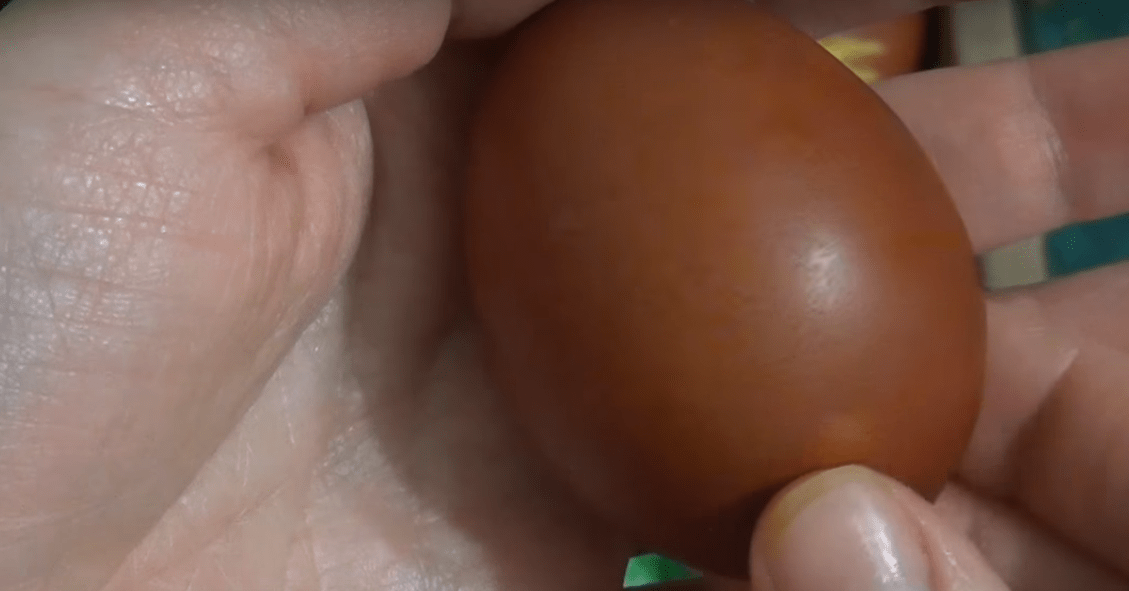 Как покрасить яйца луковой шелухой с рисунком на Пасху 2021 | img 5aa239ce6cc96