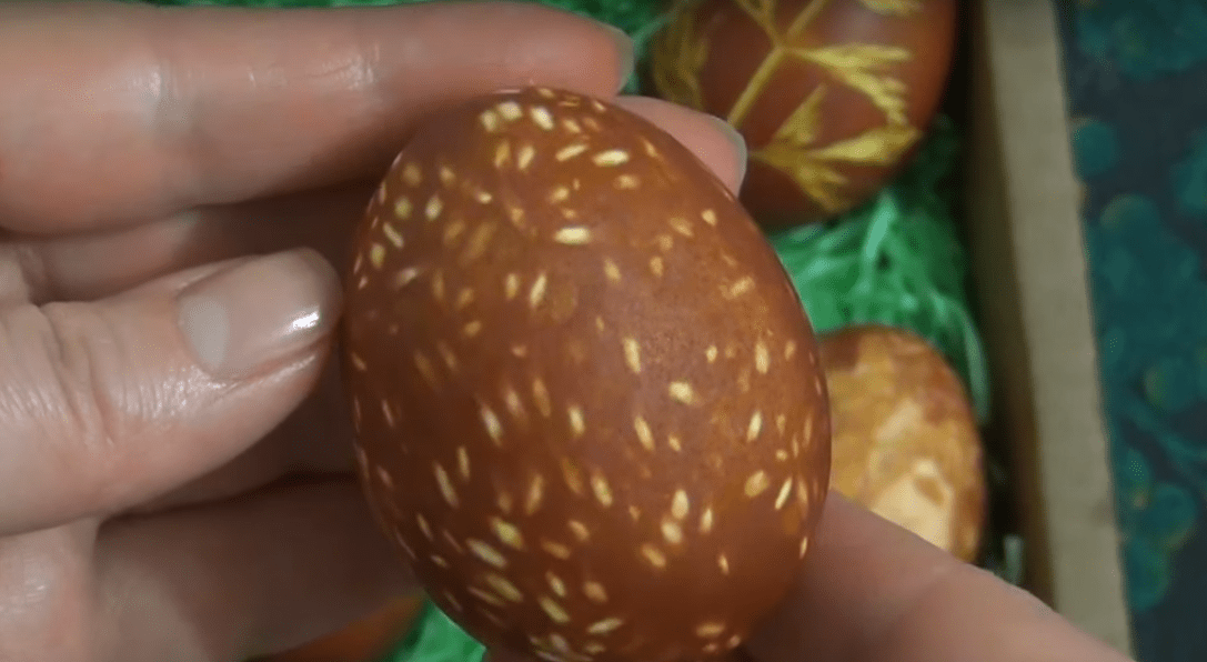 Как покрасить яйца луковой шелухой с рисунком на Пасху 2021 | img 5aa24267424ec