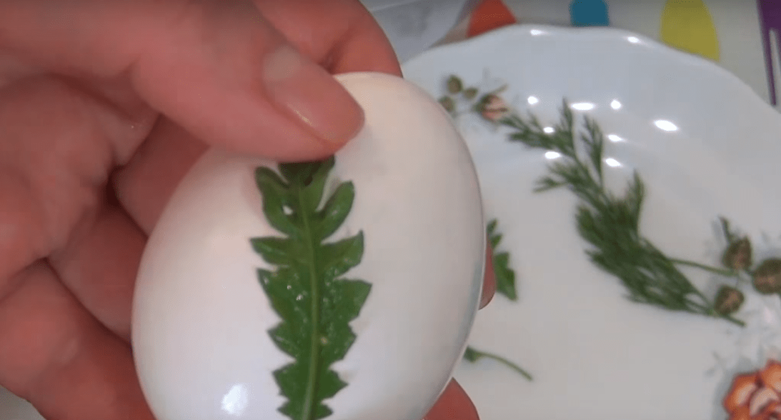 Как покрасить яйца луковой шелухой с рисунком на Пасху 2021 | img 5aa24fc80fd49