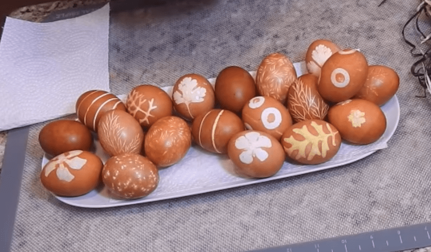 Как покрасить яйца луковой шелухой с рисунком на Пасху 2021 | img 5aa257050a392