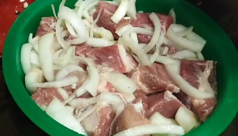 Шашлык из свинины в духовке: 6 рецептов приготовления без шампуров в домашних условиях | abtebt46jf7