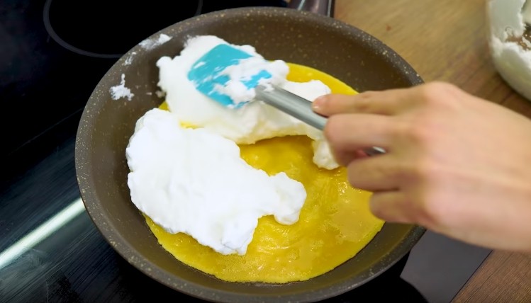 Омлет с молоком и яйцом на сковороде - 6 рецептов пышного омлета | srhtxh532da