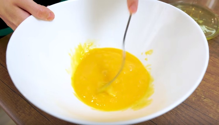 Омлет с молоком и яйцом на сковороде - 6 рецептов пышного омлета | sthxh53hxgh7