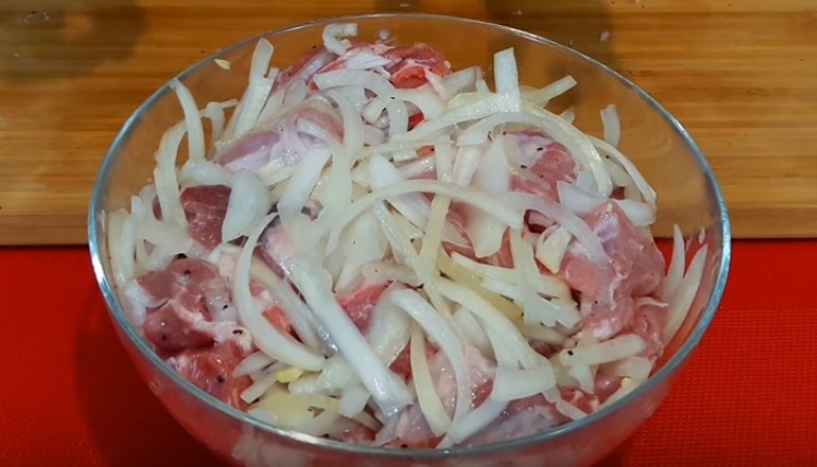 Шашлык из свинины в духовке: 6 рецептов приготовления без шампуров в домашних условиях | tbae3hdh7