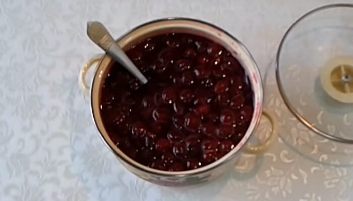 Варенье из вишни с косточками на зиму: 6 простых рецептов с целыми ягодами | syjsrjkhc53hf e1558888910994