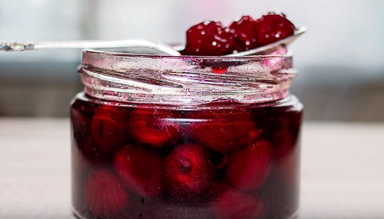 Варенье из вишни с косточками на зиму: 6 простых рецептов с целыми ягодами | ynsnr46jdgjfj e1558874266406