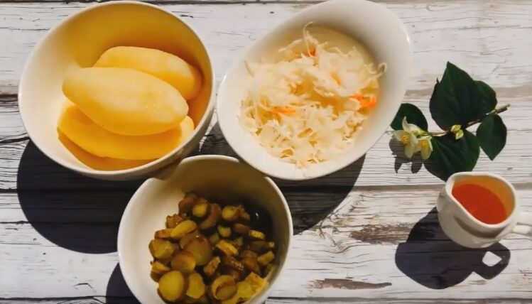 Салат из квашеной капусты: 14 простых и очень вкусных рецептов | hmdmhm46mhxm e1568816992250