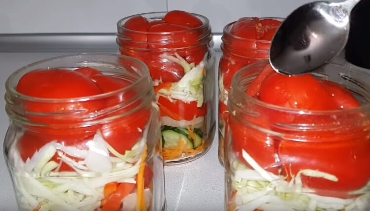 Салат из капусты на зиму в банках: 7 очень вкусных рецептов - пальчики оближешь | nsyrnr64nxgxn hg e1569326889977