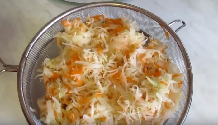 Салат с маринованной капустой - 10 рецептов быстрого приготовления | yndny46ngxn46ggg
