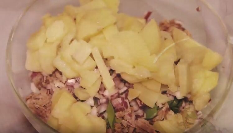 Салат с маринованной капустой - 10 рецептов быстрого приготовления | dmytmy64mchmch e1569936610392
