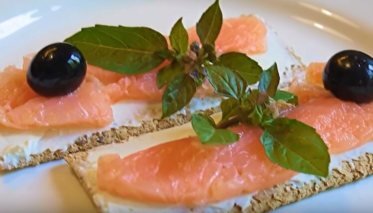 Бутерброды с красной рыбой на праздничный стол: простые и вкусные рецепты с красивым оформлением | snrynr64n nyr64 e1574595045457