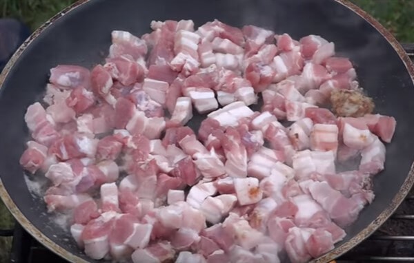 Подготовка овощей и мяса для начинки тыквы запеченной в духовке рис 1