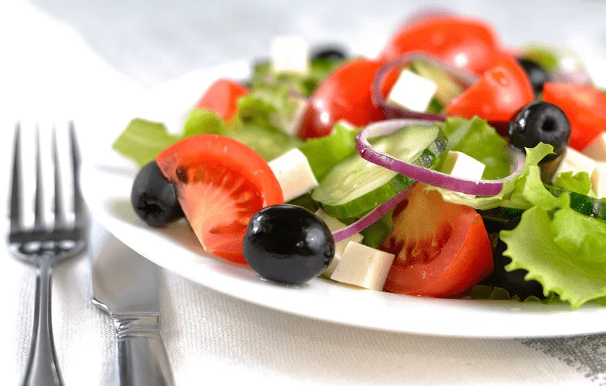 Салат Цезарь с курицей: 3 простых классических рецепта в домашних условиях | grecheskiy salat