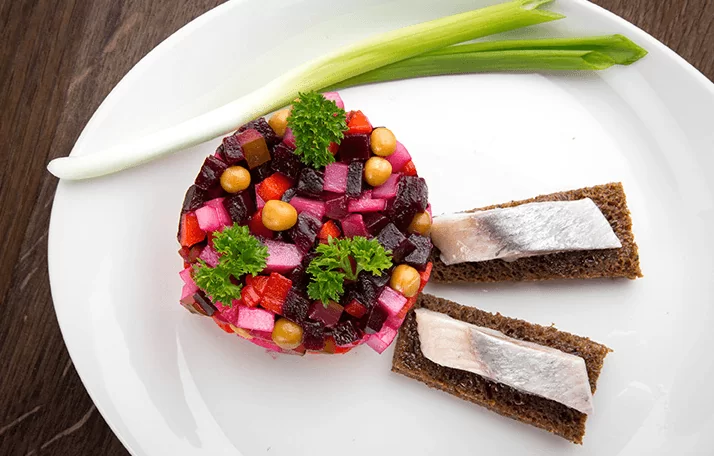 Оливье с колбасой и огурцом: классические рецепты салата на Новый год | vinegret