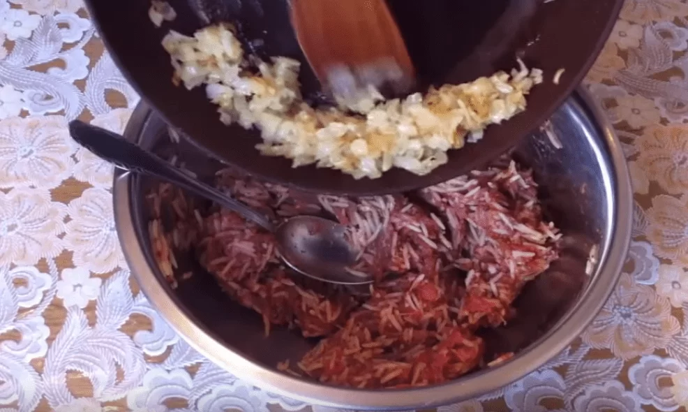 Тефтели с фаршем и рисом на сковороде - как приготовить вкусные "ежики" | img 5a8e9b0188d90