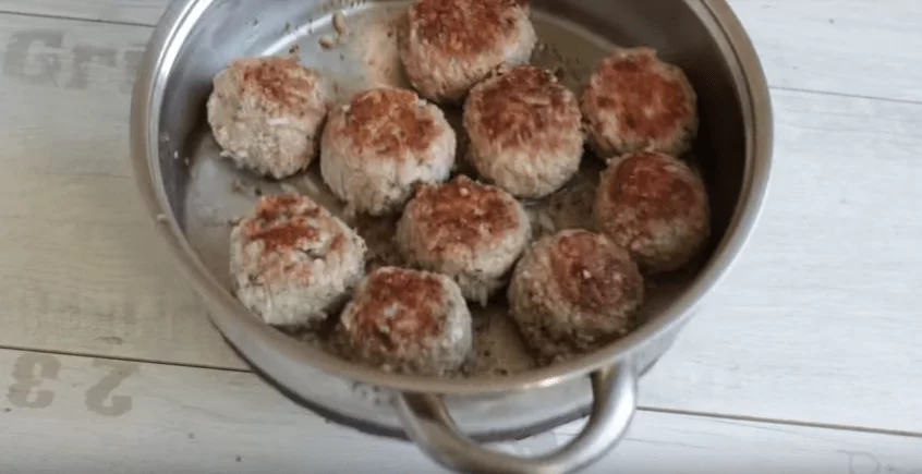 Тефтели с фаршем и рисом на сковороде - как приготовить вкусные "ежики" | img 5a9045e3d2796