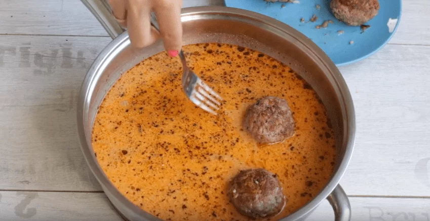 Тефтели с фаршем и рисом на сковороде - как приготовить вкусные "ежики" | img 5a90469368b80