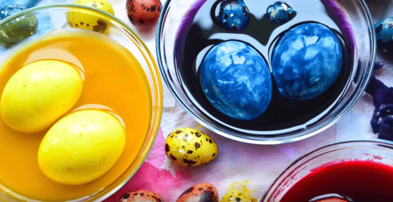 Как покрасить яйца луковой шелухой с рисунком на Пасху 2021 | naturalnie krasiteli
