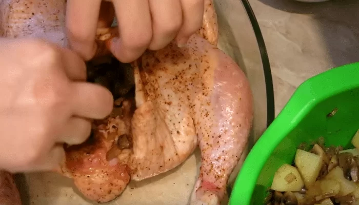 Фаршированная курица в духовке: рецепты приготовления тушки целиком | img 5af85d188e0a4