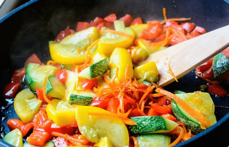 Тушеные кабачки с овощами - как тушить кабачки на сковороде и в кастрюле | tushenie kabachki