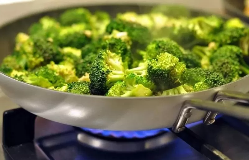 Как приготовить капусту брокколи быстро и вкусно на сковороде | brokkoli na skovorode e1536766779757