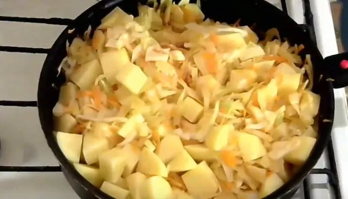 Тушеная капуста на сковороде: 12 рецептов как потушить капусту вкусно и правильно | dnsynr mnxgn e1537464303413
