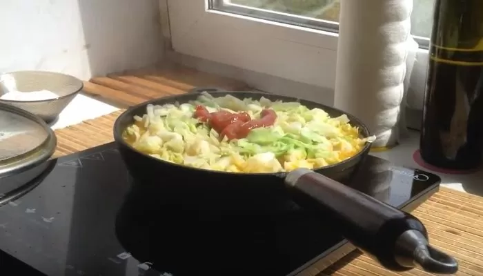 Тушеная капуста на сковороде: 12 рецептов как потушить капусту вкусно и правильно | mdtmdtm ndd7 e1537460211596