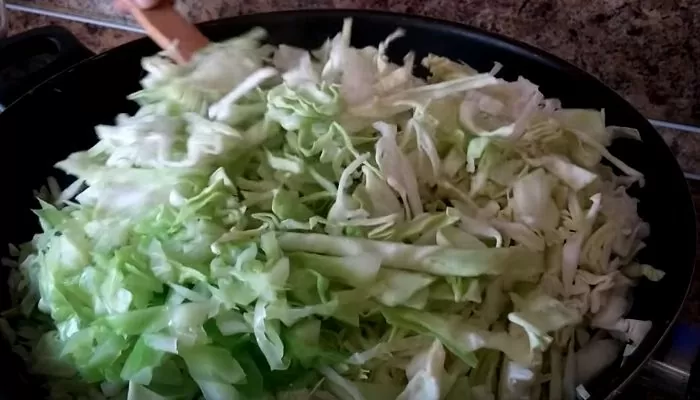 Тушеная капуста на сковороде: 12 рецептов как потушить капусту вкусно и правильно | mdytmmy hmxdyt58 e1537465431855
