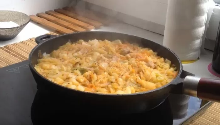 Тушеная капуста на сковороде: 12 рецептов как потушить капусту вкусно и правильно | ndtynnd ndgg 74 e1537460297960