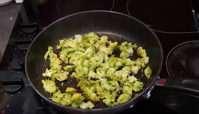 Как приготовить капусту брокколи быстро и вкусно на сковороде | ngfsbb434sg e1536846644413