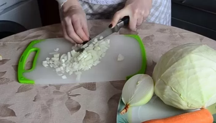Тушеная капуста на сковороде: 12 рецептов как потушить капусту вкусно и правильно | sbtaeteb aeb 64 e1537437189219