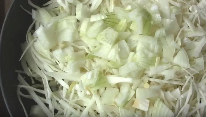 Тушеная капуста на сковороде: 12 рецептов как потушить капусту вкусно и правильно | tdynyttyn ffj e1537441759762