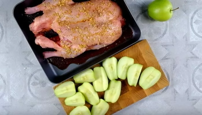 Утка с яблоками в духовке: 6 самых вкусных рецептов запеченной утки | nsysrnsyrn77ndg e1541659787219