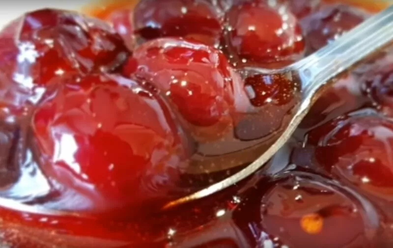 Варенье из вишни с косточками на зиму: 6 простых рецептов с целыми ягодами | vareniy bez kostochek