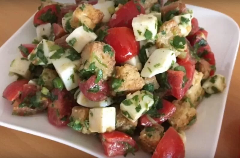 Салат "Оливье" с колбасой и солеными огурцами: как приготовить оливье по классическому рецепту | Salat s suharikami