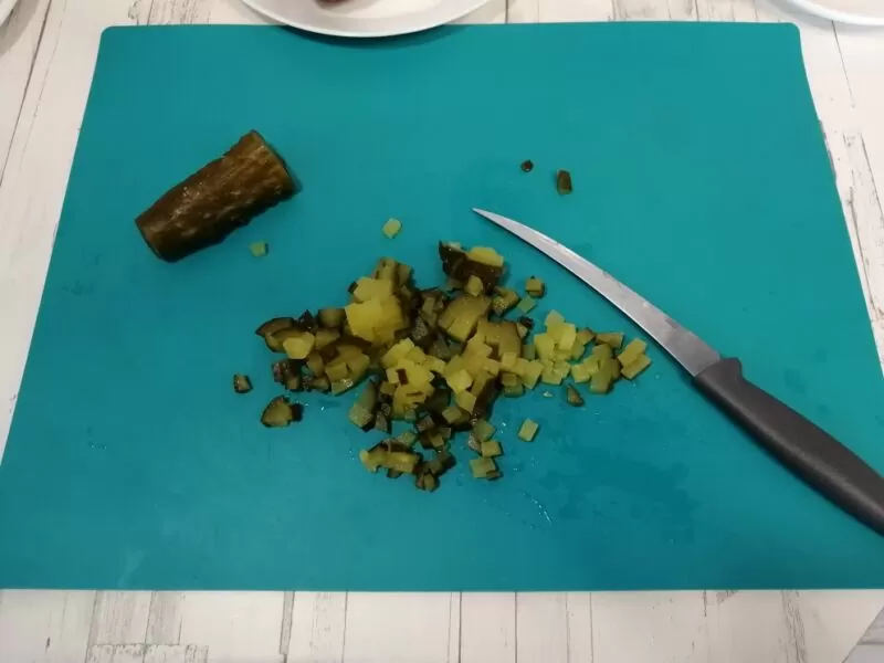Салат "Оливье" с колбасой и солеными огурцами: как приготовить оливье по классическому рецепту | rezem ogurec
