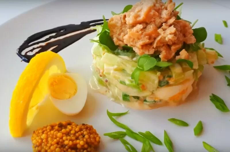 Салат "Оливье" с колбасой и солеными огурцами: как приготовить оливье по классическому рецепту | salat bez mayoneza e1574698652526