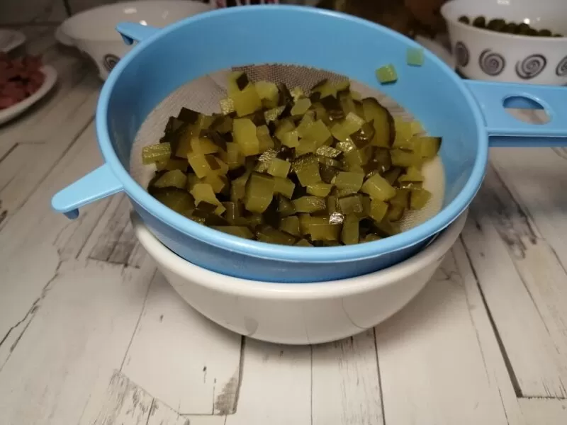 Салат "Оливье" с колбасой и солеными огурцами: как приготовить оливье по классическому рецепту | slivaem ogurec